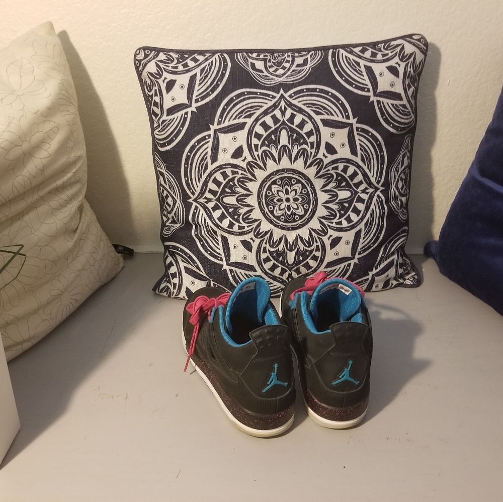 Shoes - Picture 2 of 4